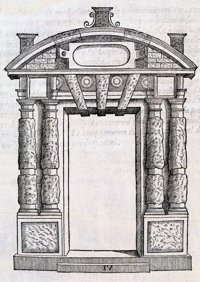 Decoratieve deur met zuilen en badvormige plaat, uit 